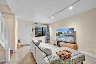 9851 Riverside Dr in Coral Springs, FL - Building Photo - Building Photo