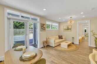14 Crossman Pl in Huntington, NY - Building Photo - Building Photo