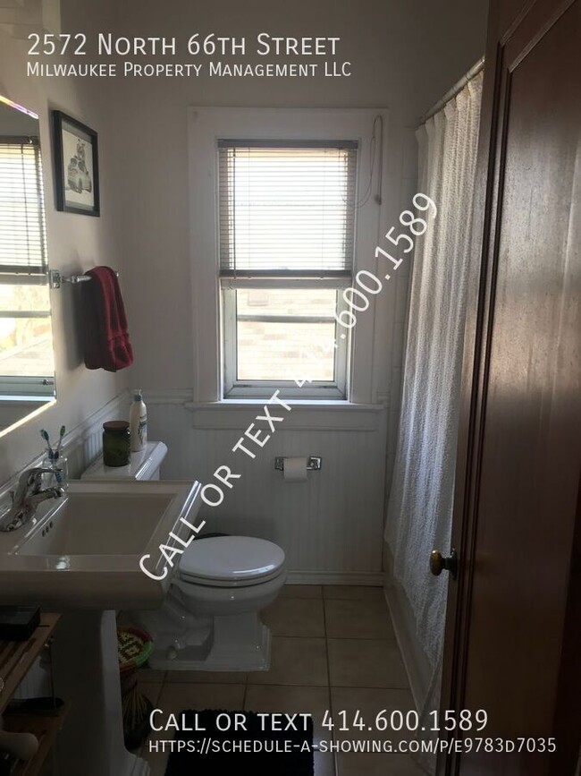 2572 N 66th St in Wauwatosa, WI - Foto de edificio - Building Photo