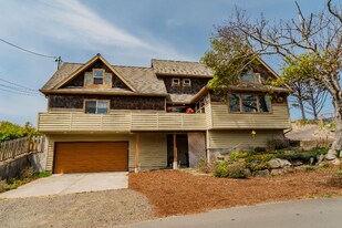 1025 NW Inlet Ave in Lincoln City, OR - Building Photo