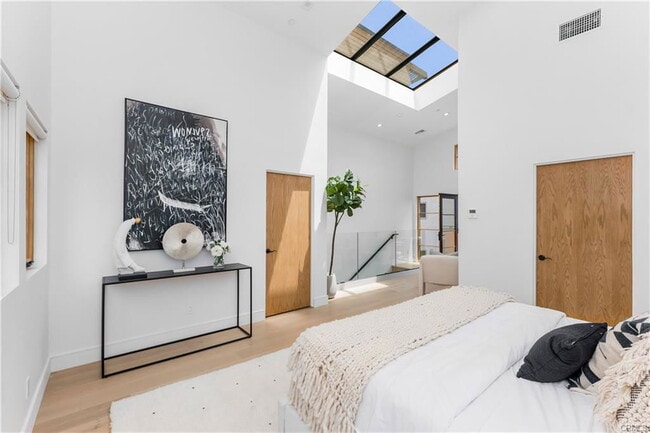 property at 1035 1/2 N Vista St