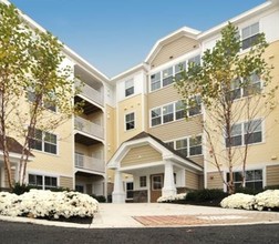 Edgewood Apartments in Plainville, MA - Foto de edificio - Building Photo