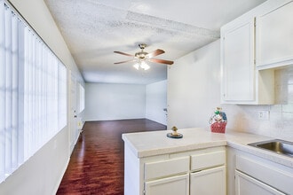 New Orleans in Downey, CA - Foto de edificio - Building Photo