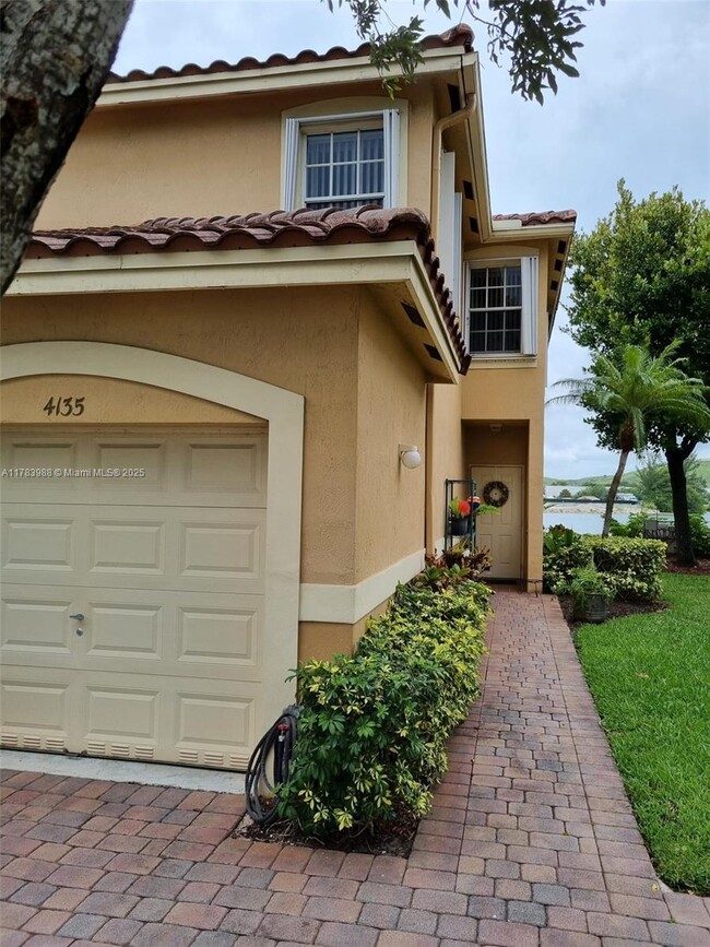 4135 Crystal Lake Dr in Pompano Beach, FL - Foto de edificio - Building Photo