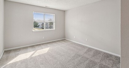 Westpointe Apartments in Urbandale, IA - Foto de edificio - Building Photo