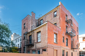 102 S 2nd St in Brooklyn, NY - Foto de edificio - Building Photo