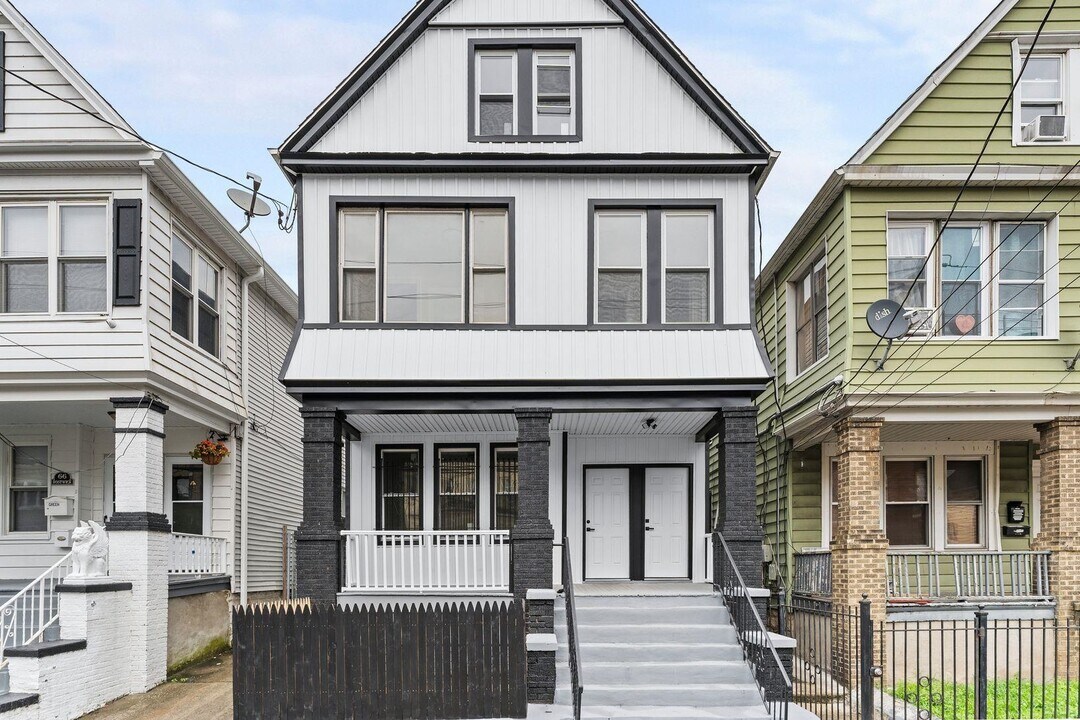 64 Bostwick Ave-Unit -1 in Jersey City, NJ - Building Photo