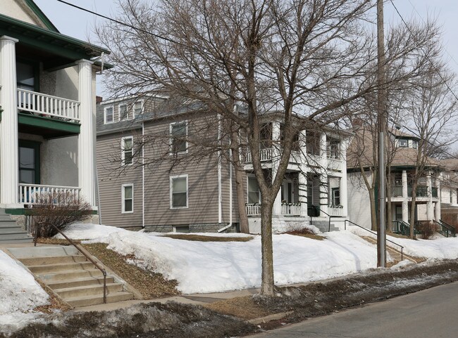 2214 Emerson Ave S in Minneapolis, MN - Building Photo - Building Photo