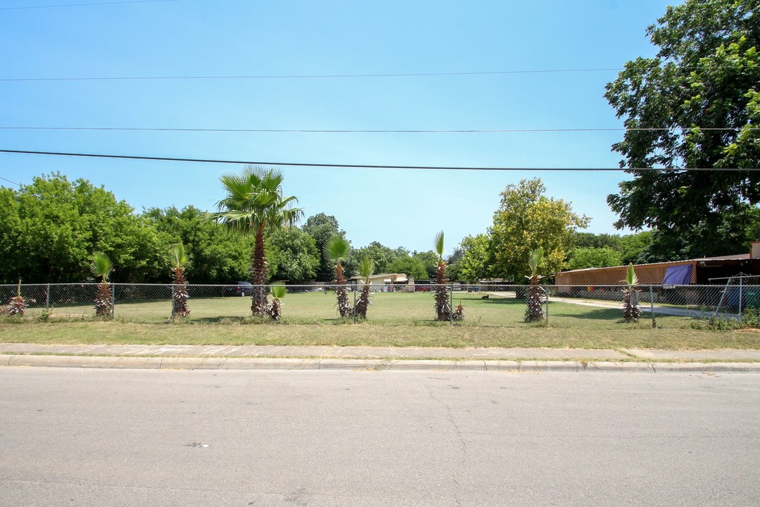 5747 McDavitt Rd in San Antonio, TX - Foto de edificio