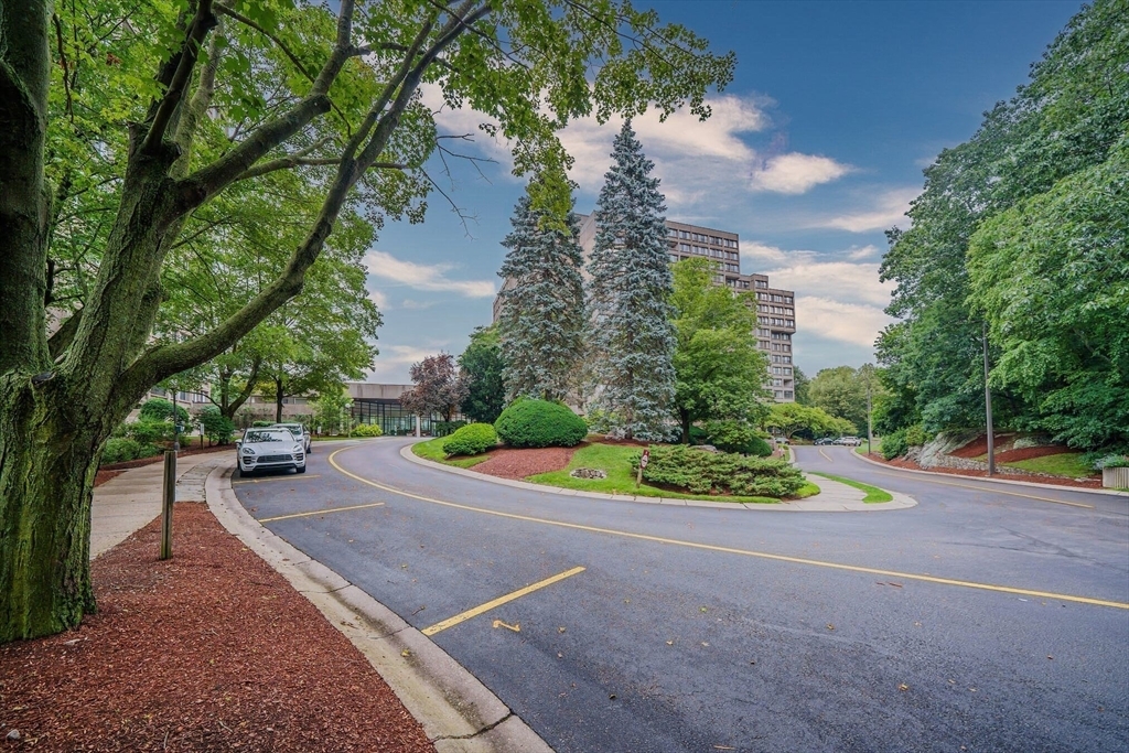 250 Hammond Pond Pkwy in Newton, MA - Building Photo