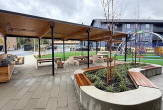 York Terrace in Troutdale, OR - Foto de edificio - Building Photo