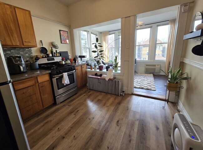 property at 1906 W Waveland Ave