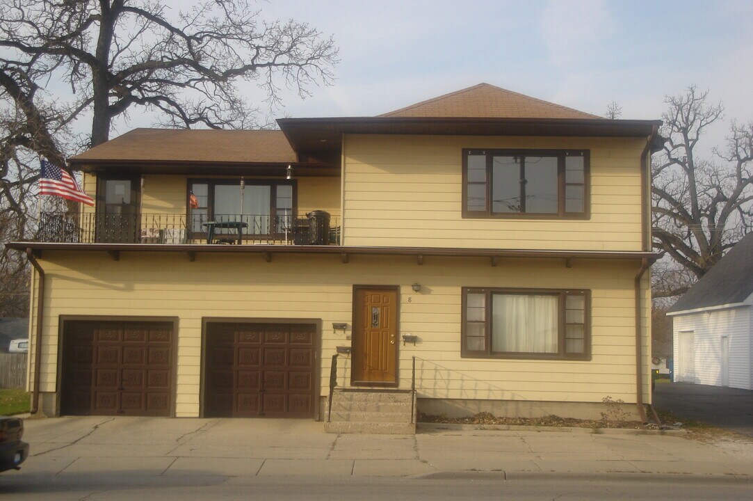 8 S Lincolnway, Unit B in North Aurora, IL - Building Photo
