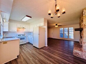 12005 Charing Cross Rd in Austin, TX - Foto de edificio - Building Photo