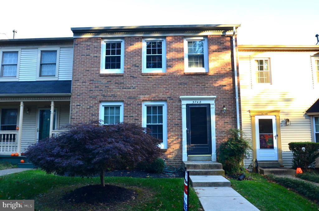 5748 Lakeside Oak Ln in Burke, VA - Building Photo