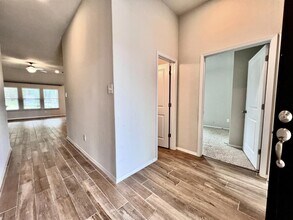 7811 Dakota Cir in Lago Vista, TX - Foto de edificio - Building Photo