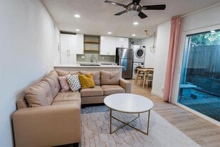 2600 Penny Ln in Austin, TX - Building Photo