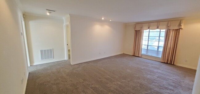 10574 High Hollows Dr in Dallas, TX - Building Photo - Building Photo