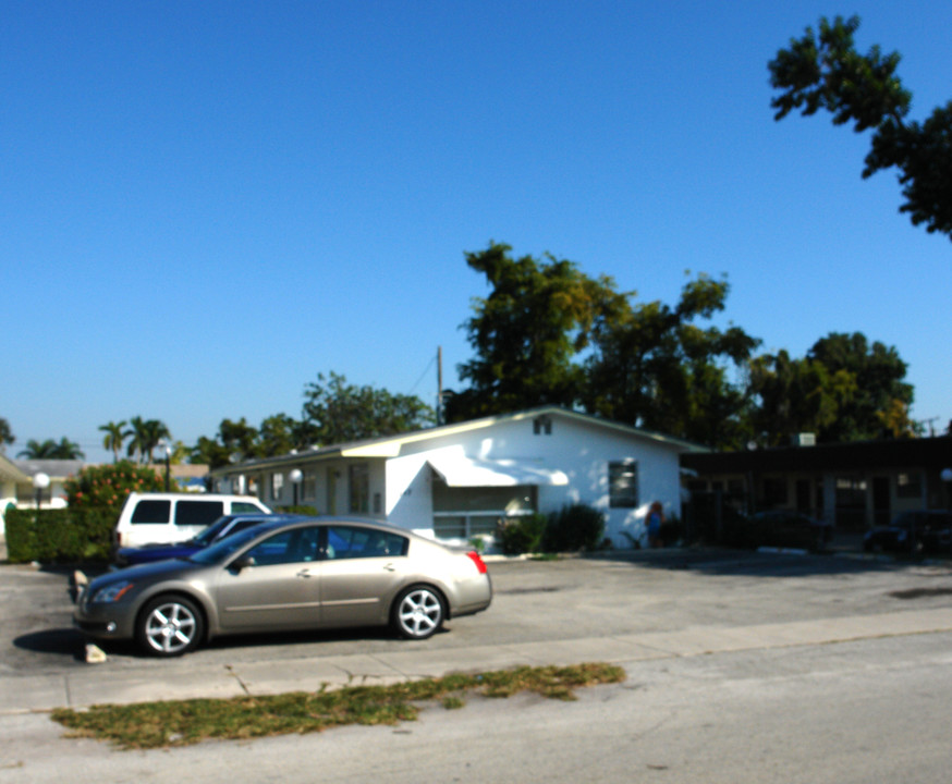 2247 Taylor St in Hollywood, FL - Building Photo