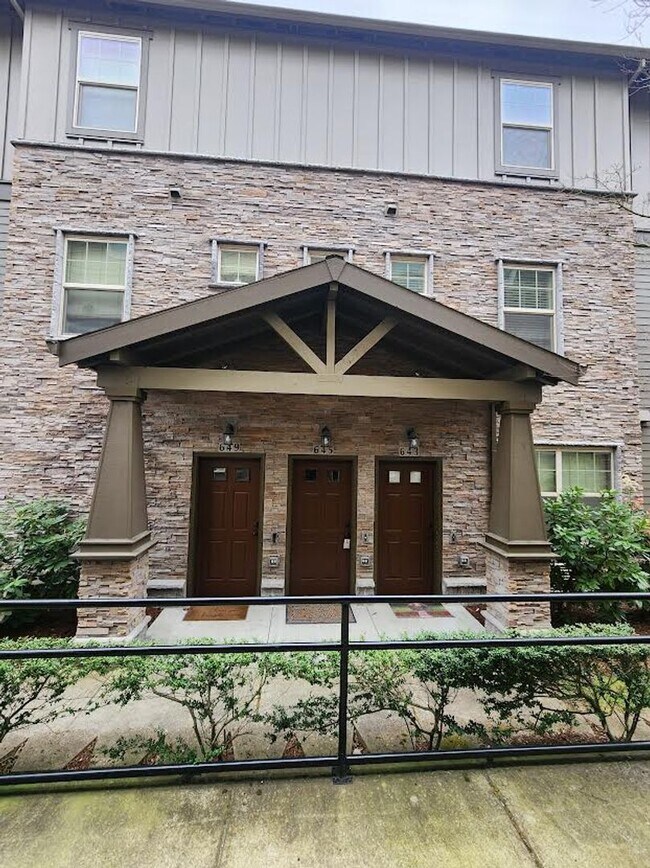 645 NE Garswood Ln in Beaverton, OR - Building Photo - Building Photo