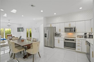 833 SW 17th St in Fort Lauderdale, FL - Foto de edificio - Building Photo