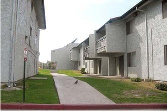 New Wilmington Arms Apartments in Compton, CA - Foto de edificio - Building Photo