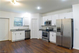 3309 Armstrong Ct in Ft. Myers, FL - Foto de edificio - Building Photo