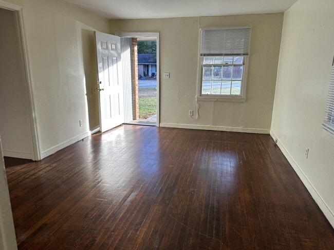 property at 2404 Knox Dr