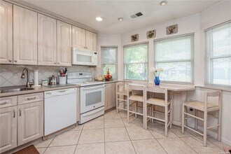 7 Village Ln in Woodbury, NY - Building Photo - Building Photo