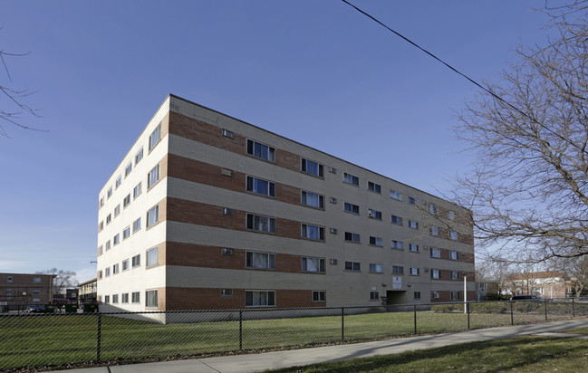 Dauphin Apartments in Chicago, IL - Building Photo - Building Photo