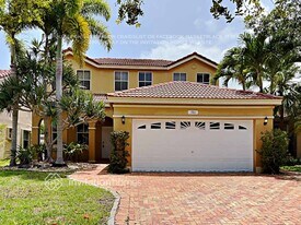 780 Falling Water Rd in Weston, FL - Building Photo