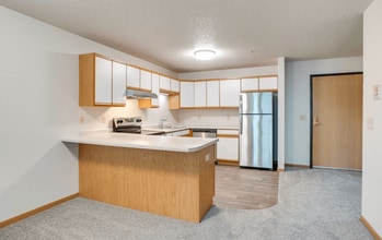 Redwood Estates in Coon Rapids, MN - Foto de edificio - Building Photo
