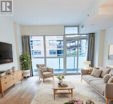 210 Simcoe St in Toronto, ON - Building Photo