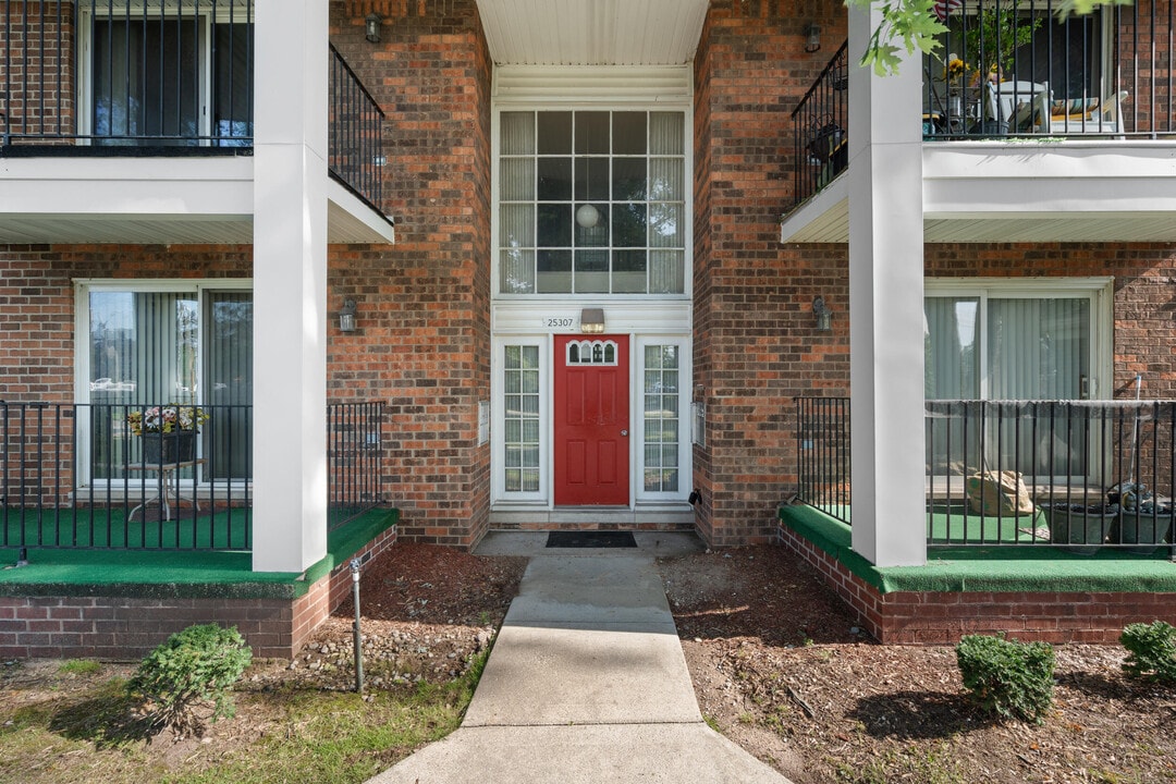 25307 Shiawassee Cir in Southfield, MI - Building Photo