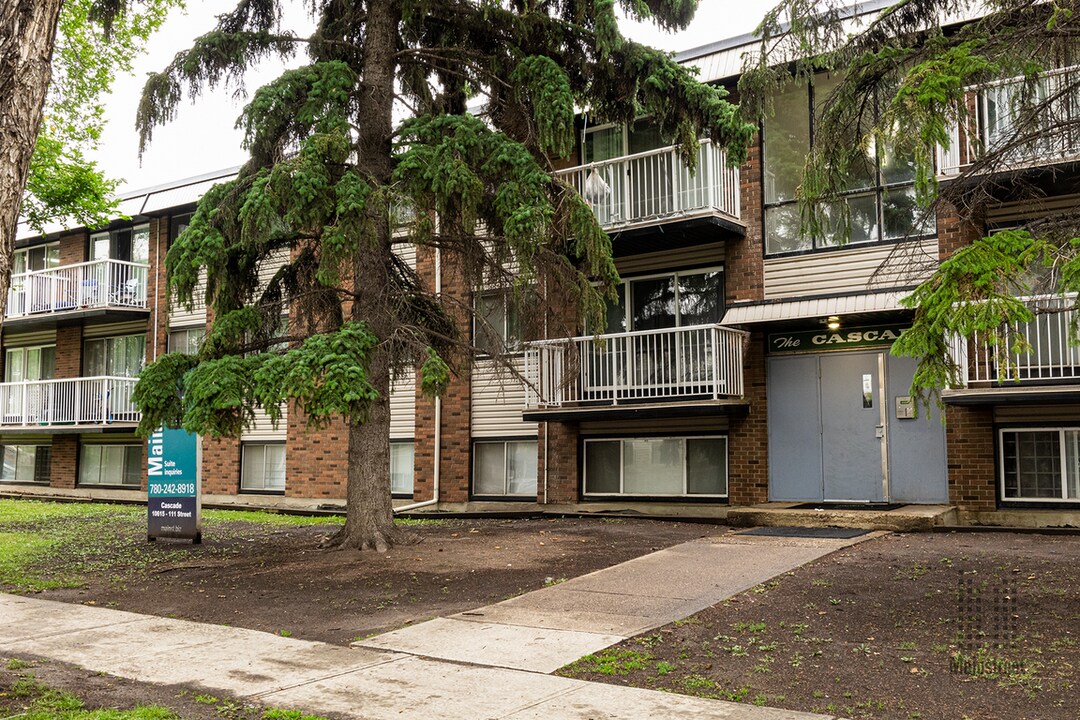 Cascade Manor in Edmonton, AB - Building Photo