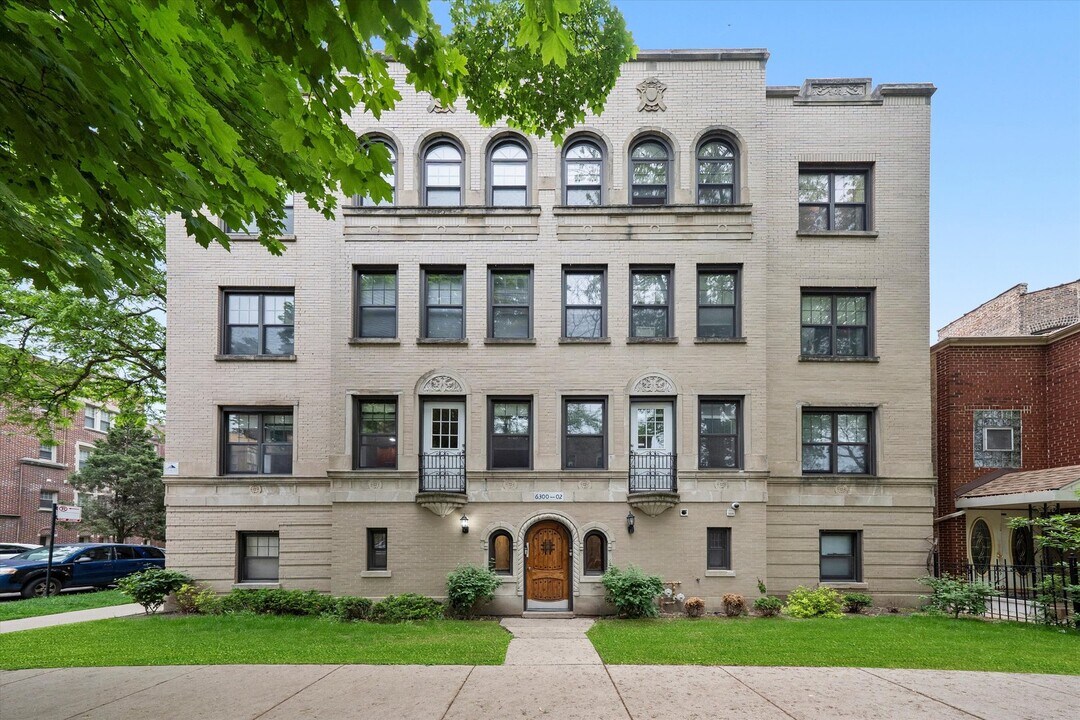 6300 N Rockwell St in Chicago, IL - Building Photo