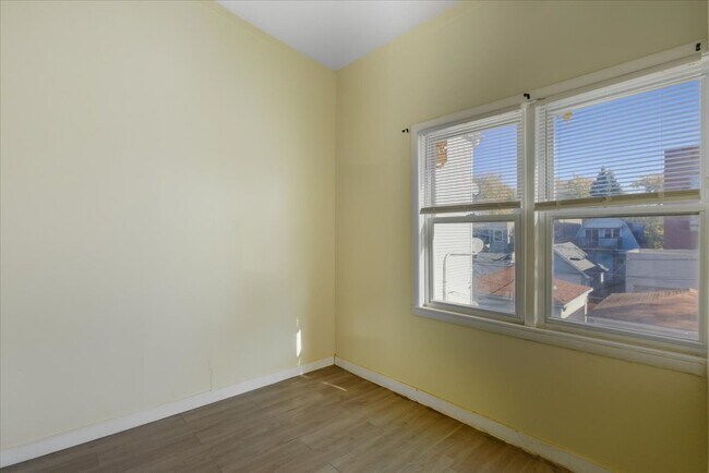 3107 N Bernard St, Unit 2 in Chicago, IL - Building Photo - Building Photo