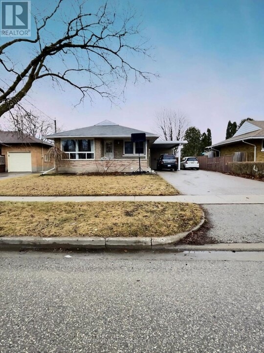 125 Woodhaven Rd in Kitchener, ON - Building Photo