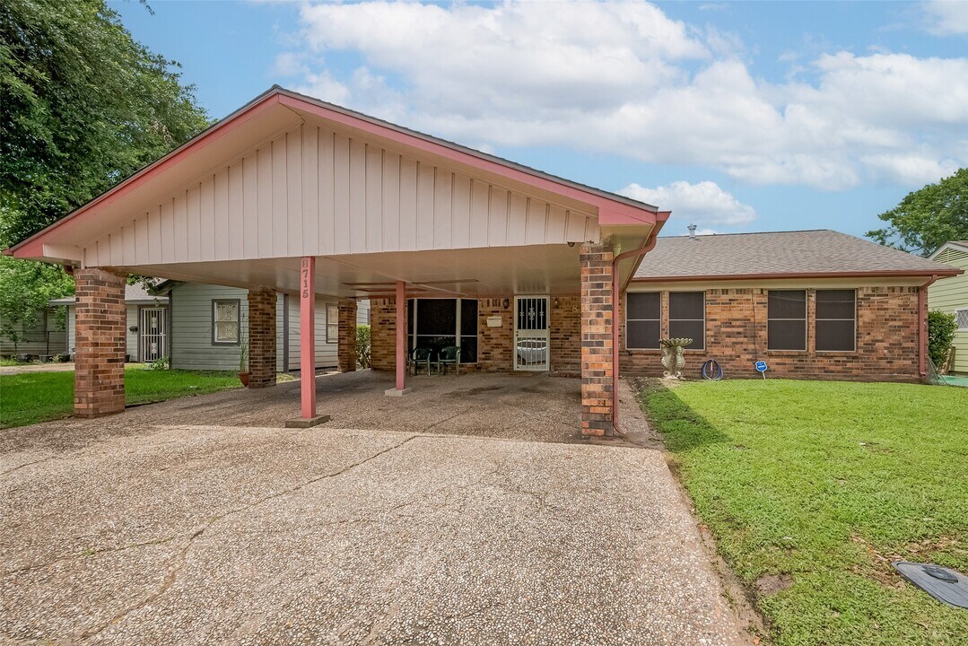 8715 Guinevere St in Houston, TX - Building Photo