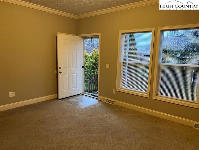 403 Ridgecrest Ave in West Jefferson, NC - Building Photo - Building Photo