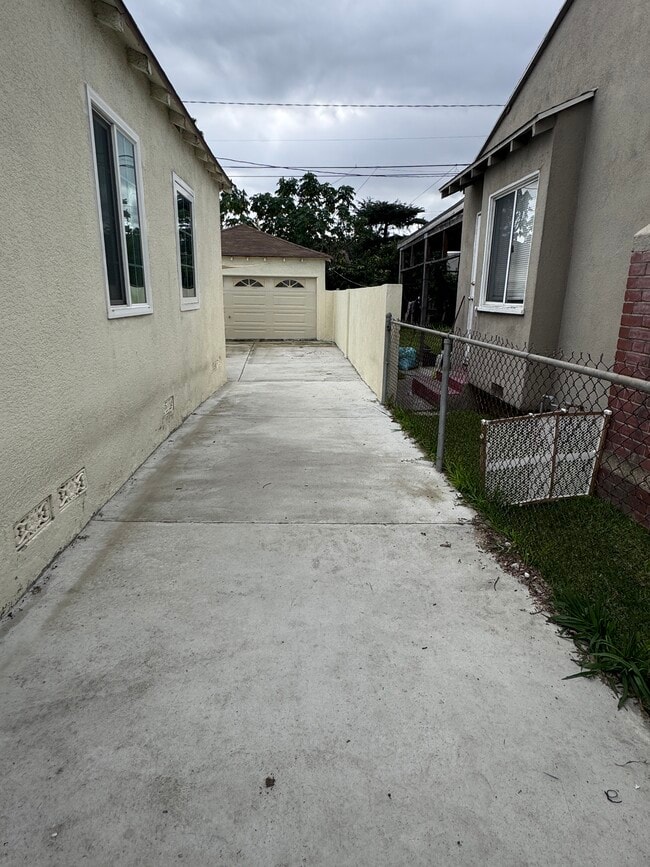 5148 Alvada St in Lynwood, CA - Foto de edificio - Building Photo
