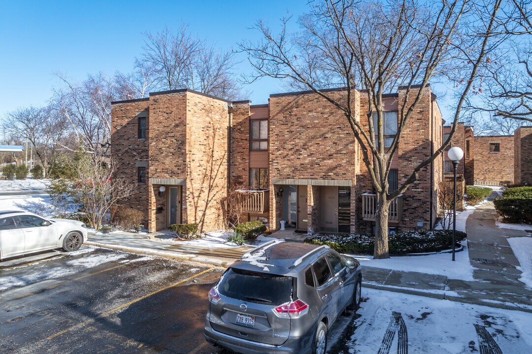 Waxwing Court in Schaumburg, IL - Building Photo