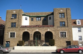 Wayne Iris Apartments in Philadelphia, PA - Building Photo - Building Photo