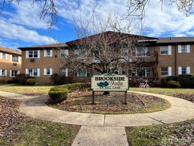 55 Gill Ln, Unit 5 in Woodbridge Township, NJ - Building Photo