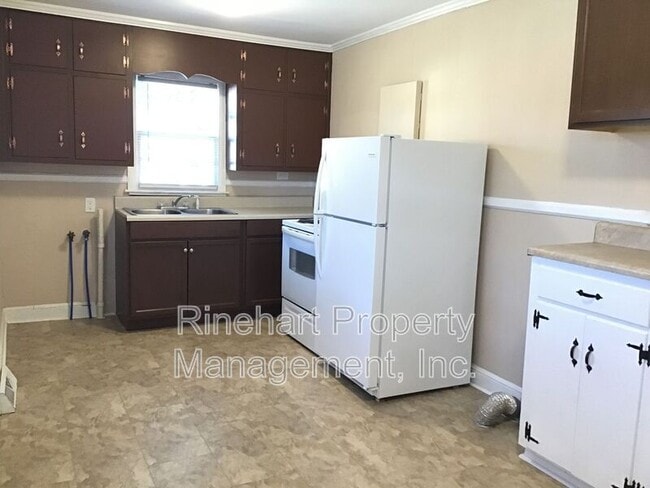 1329 Eisenhower Rd in Rock Hill, SC - Foto de edificio - Building Photo