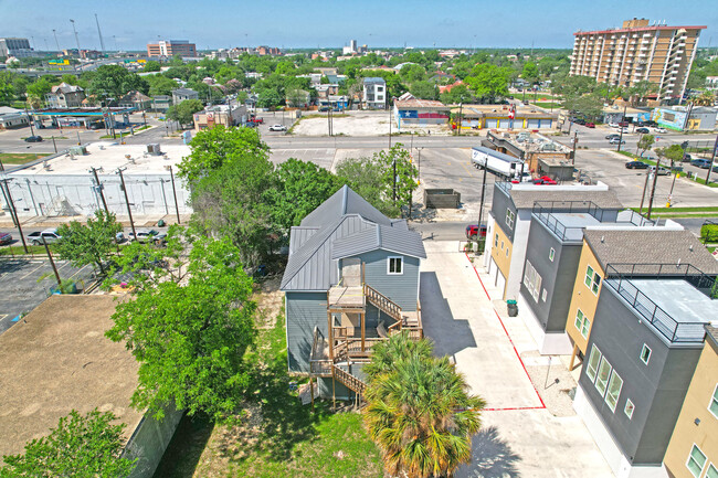 94 Lewis St in San Antonio, TX - Building Photo - Building Photo