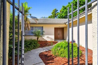 970 Rolling Hills Dr in Palm Harbor, FL - Building Photo - Building Photo