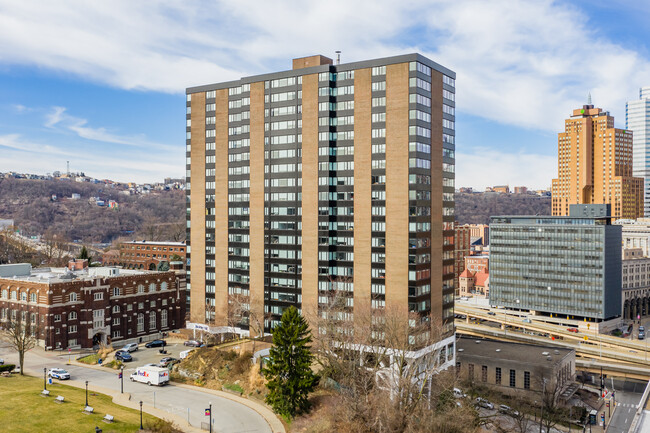 Brottier Hall in Pittsburgh, PA - Foto de edificio - Building Photo