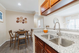 Pirates Landing in Seabrook, TX - Foto de edificio - Building Photo