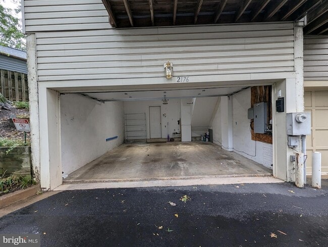 property at 2176 S Glebe Rd